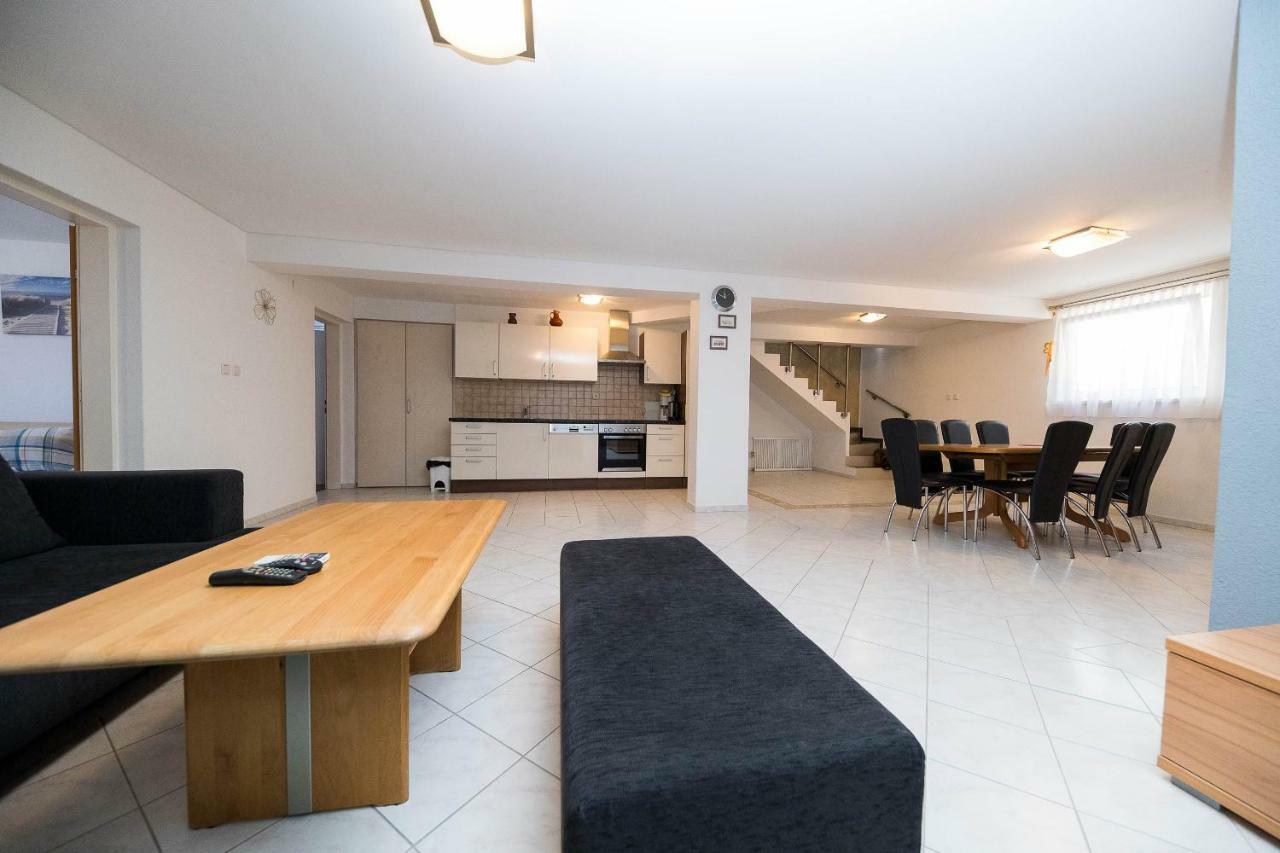 Moderne Souterrainwohnung Crikvenica Kültér fotó