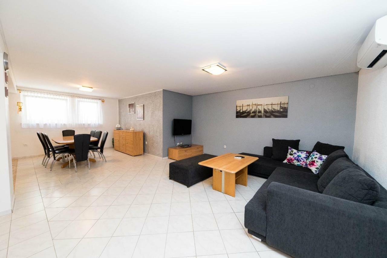 Moderne Souterrainwohnung Crikvenica Kültér fotó